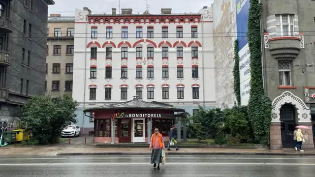 Secesija je zastupljena i u Ulici slobode (Brivibas iela), jednom od glavnih gradskih bulevara, koji se proteže na dužini od čak 12 kilometara. Ulica se tokom nemačke okupacije zvala po nacističkom vođi Adolfu Hitleru, a u sovjetskom periodu po komunističkom vođi Vladimiru Iliču Lenjinu.