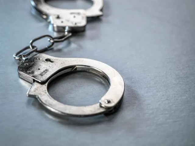 सुंदर तरुणीच्या नावाने पोलिसांनी इन्स्टाग्राम खाते बनवून शुभमला रिक्वेस्ट पाठवली. त्याने मुलीची रिक्वेस्ट तत्काळ स्वीकारली. तिच्याशी काही दिवस चॅटिंग सुरू केले.