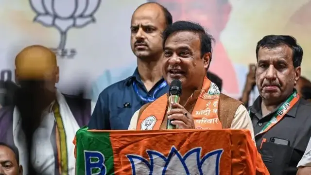 আসামের মুখ্যমন্ত্রীর মন্তব্যকে ঘিরে বিতর্ক শুরু হয়েছে। 