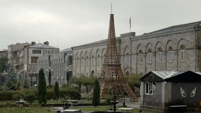 نمایی از ساختمانهای شهر و یک مدل از برج ایفیل در محوطه مقابل عمارتها