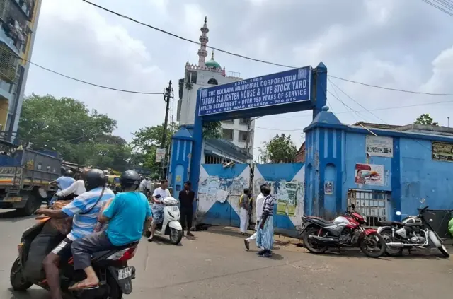 ট্যাংরার কসাইখানার সামনে তোলা ছবি