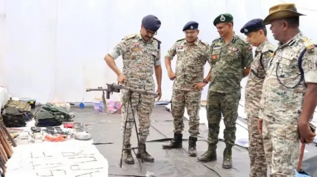 অভিযানের পরে মাওবাদীদের কাছ থেকে উদ্ধার হওয়া অস্ত্রশস্ত পরীক্ষা করছেন পুলিশ কর্মকর্তারা