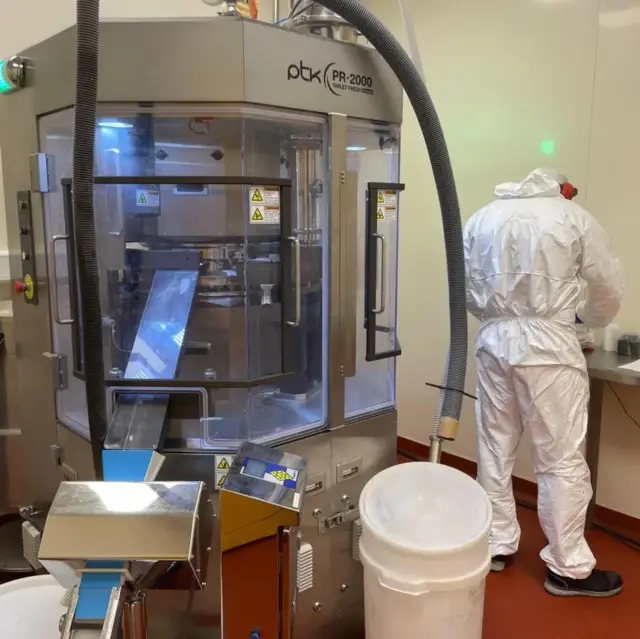 کارکوونکي چې د خونديتوب ځانګړي کالي (هازماټ سوټونه) اغوندي، په دقت سره د مګنېزيم سېټريټ اندازه کوي، دا هغه مرکب دی چې د مګنېزيم او سېټريک اسيد له يوځای کولو جوړېږي او بيا یې د فولادو په ځلېدونکو لوښو کې اچوي.