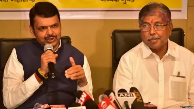 फडणवीस महाराष्ट्र बीजेपी प्रमुख चंद्रकांत पाटिल के साथ