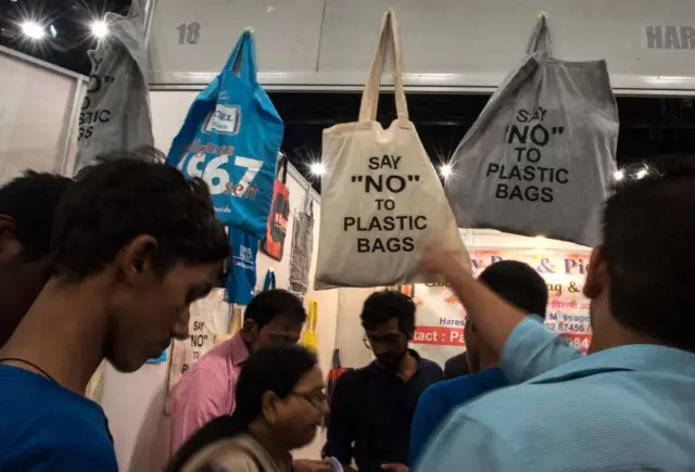 د چاپیریال برخې ځینې کارپوهان وایي، د بېرته راټولولو د منظم سیسټم نشتوالی، د پلاسټیک کارولو له امله د ناوړه پایلو په اړه د خلکو د پوهاوي کچې ټیټوالی او د پلاسټیک د محدودولو د قوانینو پیکه تطبیق په افغانستان کې پلاسټيکي ککړتیا ډېره کړې.