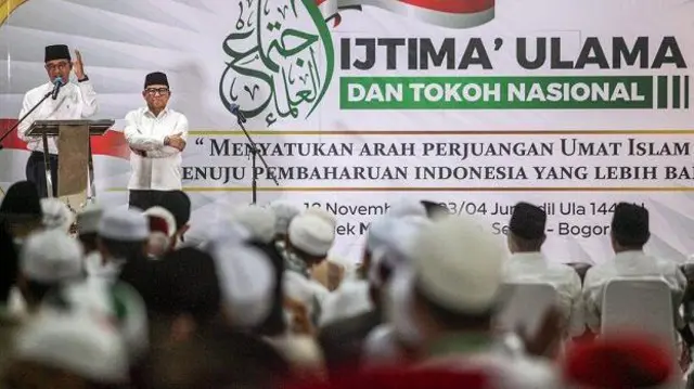 Pasangan capres dan cawapres nomor urut satu Anies Baswedan dan Muhaimin Iskandar memberikan sambutan saat acara Ijtima Ulama di Komplek Majelis Az Zikra, Sentul