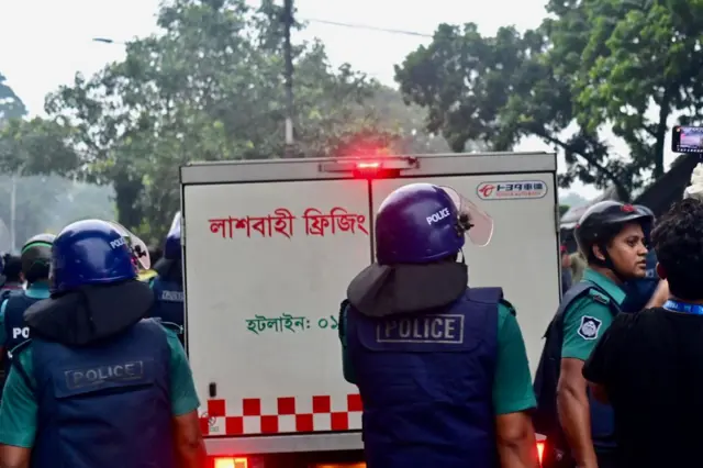 ভোর ৬টার দিকে পুলিশি পাহারায় পিরোজপুরের উদ্দেশ্যে যাত্রা করে সাইদীর মরদেহ বহন করা গাড়িটি