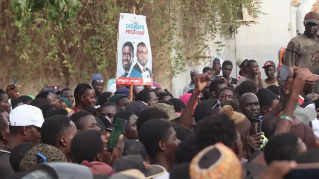 Sonko aherutse kubwira abamushyigikiye ati: "Bassirou [Faye] ni jyewe"