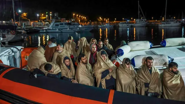 Una lancha de inmigrantes recién llegada a las costas italianas.