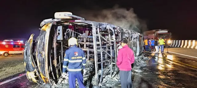 மகாராஷ்டிரா: நாக்பூர் விரைவு நெடுஞ்சாலையில் பேருந்து தீப்பிடித்து விபத்து - 25 பேர் உயிரிழப்பு