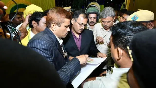 नोटिस पढ़ रहे हैं आंध्र प्रदेश के अधिकारी