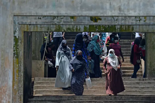 ගුරු - විදුහල්පති ගැටලු වෙනුවෙන් ද පෙනී සිටින ඒකාබද්ධ ගුරු සේවා සංගමයේ ප්‍රධාන ලේකම් අමිල සඳරුවන් බීබීසී සිංහල සේවය හා පැවසුවේ, තම පෞද්ගලික අදහස "ජාතිකත්වය පදනම් කරගෙන ගුරුවරුන්ට හෝ විදුහල්පතිවරුන්ට පාසල් තෝරා ගන්න දීම වැරදි," බව ය. 