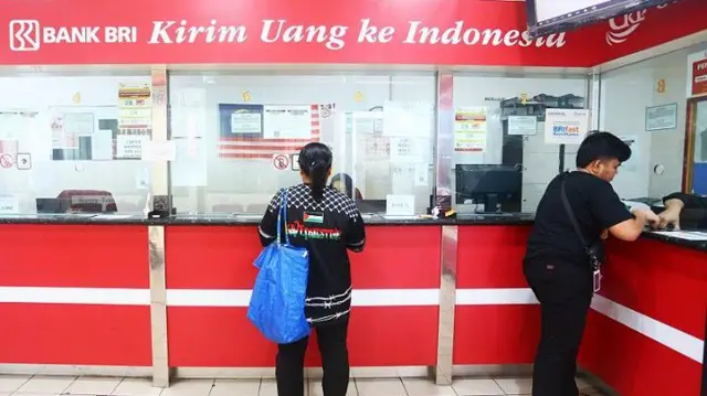 Warga Negara Indonesia bertransaksi di jaringan mitra remittance bank BUMN di Chow Kit, Kuala Lumpur, Kamis (4/4/2024). Jumlah transaksi pengiriman uang dari pekerja migran Indonesia di Malaysia ke kampung halamannya di Indonesia semakin meningkat saat mendekati Hari Raya Idul Fitri.