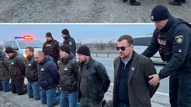 Несколько мужчин стоят на&nbsp;обочине на&nbsp;коленях, над ними стоят люди в&nbsp;форме