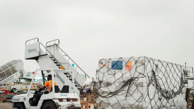 Inkingo z'ubushita bw'inkende zipakiye ubwo zageraga i Kinshasa, muri DR Congo, ku wa kane, ku itariki ya 5/9/2024