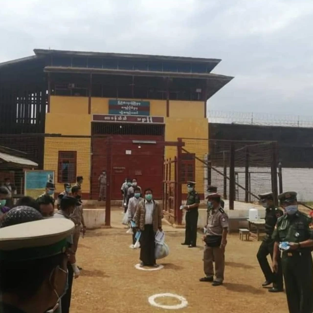 ပြီးခဲ့တဲ့နှစ်တွေက ခန္တီးထောင်ကနေအကျဥ်းသားတွေလွှတ်ပေးနေတဲ့မြင်ကွင်း(ပုံဟောင်း) 