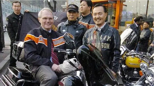 Kristofer Hil (na motoru), poslednji ambasador SAD u Srbiji