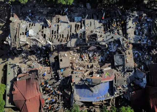 Esta imagem aérea mostra a devastação após o desabamento de edifícios em Cali