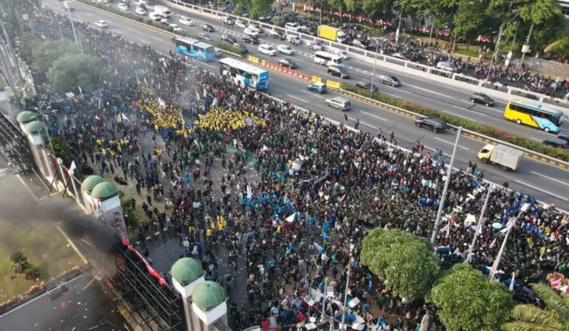 Pemandangan udara ribuan pengunjuk rasa berkumpul di depan gedung DPR saat aksi unjuk rasa menentang perubahan kontroversial terhadap undang-undang pemilu di Jakarta