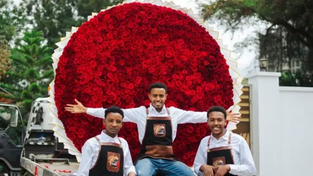 ገዚፍ ከቢብ ዕምባባታት ዘዳለውዎ ሰለስተኣወዳት ይርኣዩ