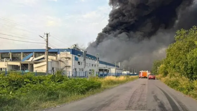 دود سیاه بالای یک شرکت تولیدی لوازم خانگی آمریکایی در اوکراین