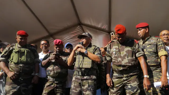 O coronel Michael Randrianirina fala a manifestantes reunidos em frente à prefeitura, na Avenida da Independência, durante um protesto nacional liderado por jovens contra as frequentes quedas de energia e a escassez de água, em Antananarivo, Madagascar
