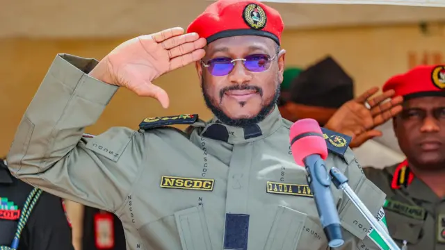 Gwamnan Zamfara sanye da kayan sarki