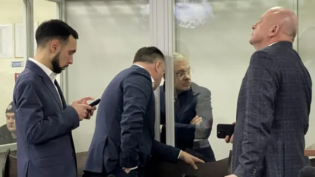 Герман Галущенко разом зі своїми захисниками у залі судових засідань ВАКС, 17 лютого 2026 року