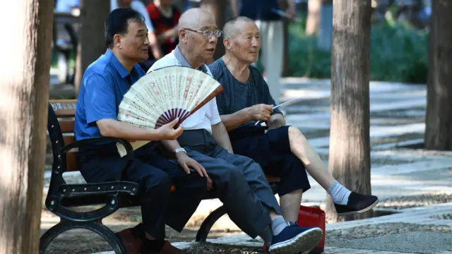 Hombres asiáticos en un banco