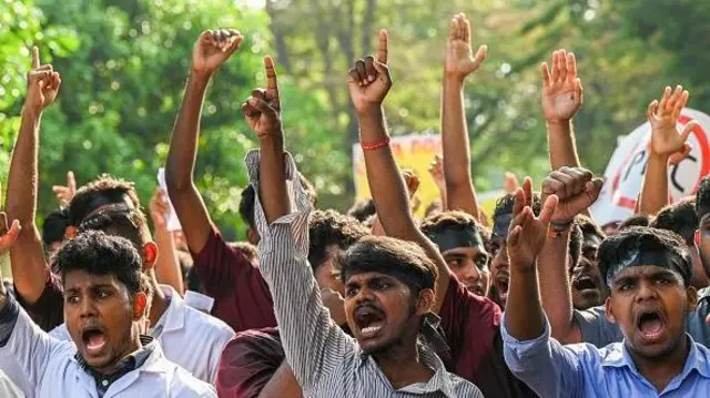 ශ්‍රී ලංකාව තුළ මේ වනවිට විශ්වවිද්‍යාලවරම් හිමිකර ගන්නා සිසුවෙකු හෝ සිසුවියක් සිය මූලික උපාධිය අවසන් කරන්නේ ‍වයස අවුරුදු 25 සිට 27 අතර දක්වා වන කාල පරාසය තුළ දී බව හඳුනා ගෙන තිබේ.