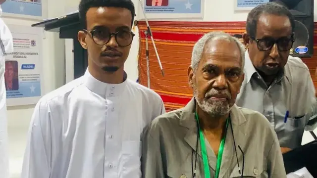 Nageeye oo la sawiran aqoonyahanno Soomaaliyeed