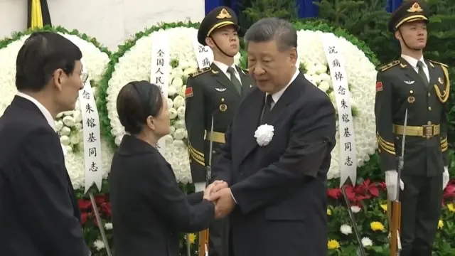 北京八寶山公墓靈堂內習近平（中）與朱鎔基遺孀勞安（左二）握手（18/8/2026）