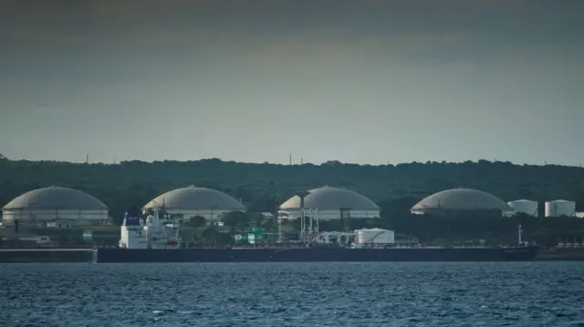 Zdjęcie przedstawiające tankowiec ropy zadokowany na Kubie