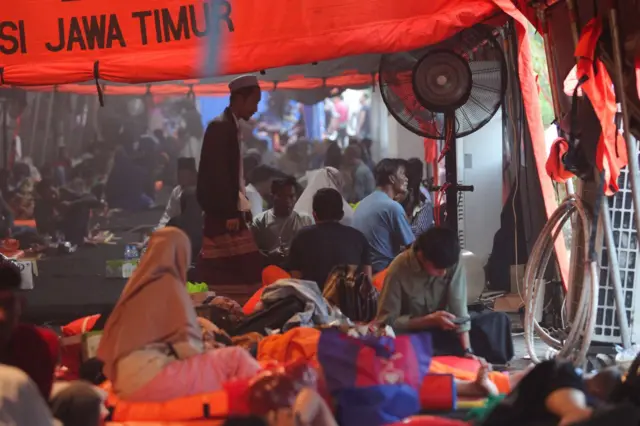 Sejumlah kerabat korban berada di tenda untuk menunggu hasil identifikasi jenazah korban runtuhnya bangunan mushala Pondok Pesantren (Ponpes) Al Khoziny, di Rumah Sakit Bhayangkara, Surabaya, Jawa Timur, Selasa (07/10/2025).