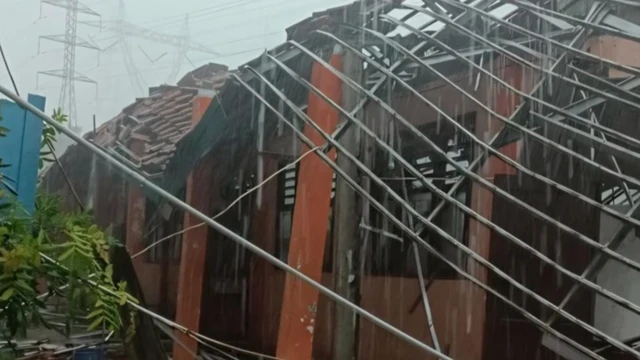 Pakar UGM: Jika struktur atapnya tidak kuat, maka genting bisa membahayakan.