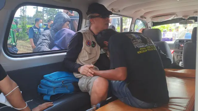 kaus hitam), orang tua korban Tragedi Kanjuruhan.