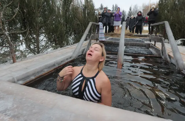 православна верница у леденој води током Богојављања у Москви