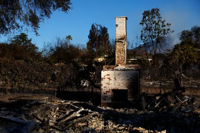  خانه ای که خاکستر شده و تنها شومینه آن پابرجا مانده است