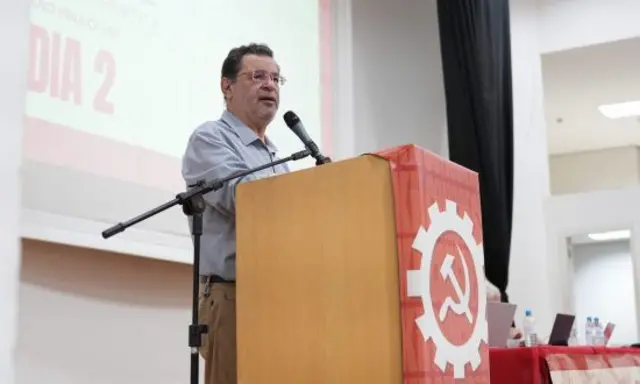 Rui Costa Pimenta em um púlpito falando ao microfone