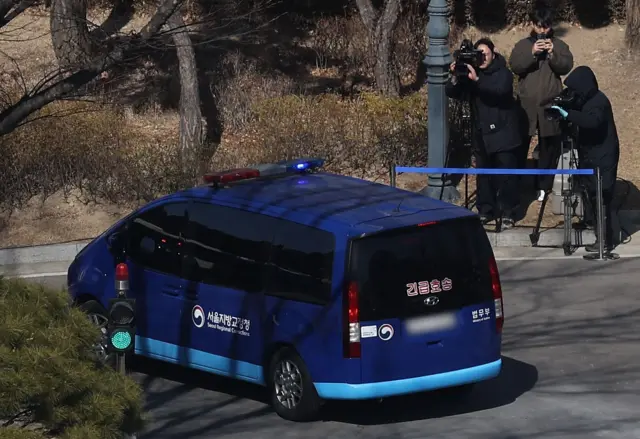 18일 윤석열 대통령을 태운 호송 차량이 헌법재판소로 향하는 모습