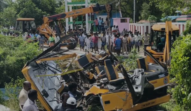 கடலூர், ரயில்வே கேட், பள்ளி வேன், விபத்து, பள்ளி மாணவர்கள் உயிரிழப்பு