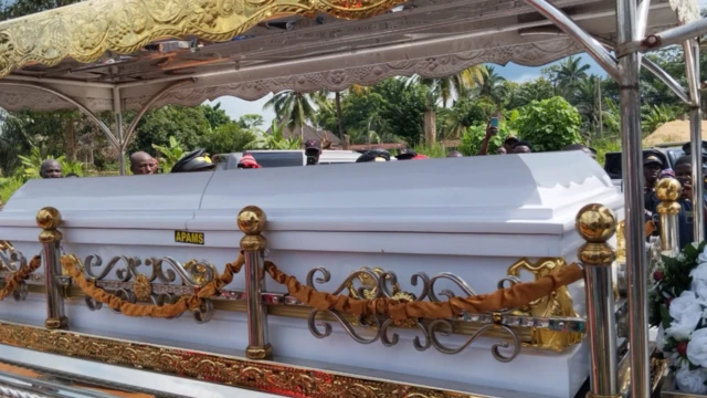 Mr Ibu casket in di open