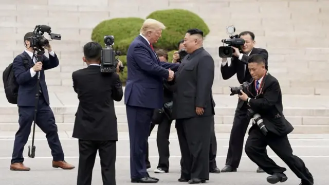 2019년 6월 30일 도널드 트럼프 미국 대통령이 남북을 가르는 비무장지대(DMZ) 내 판문점에서 북한 김정은 국무위원장과 만났다