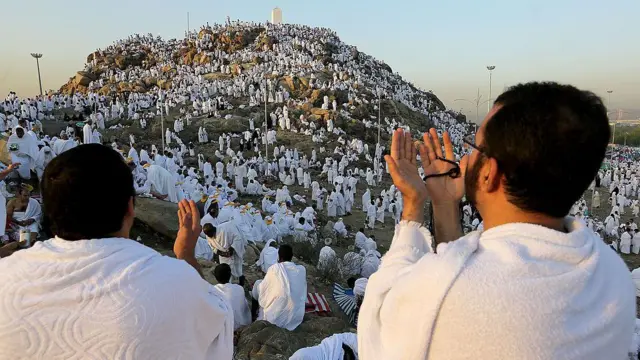 मुसलमान श्रद्धालु प्रार्थना करते हुए