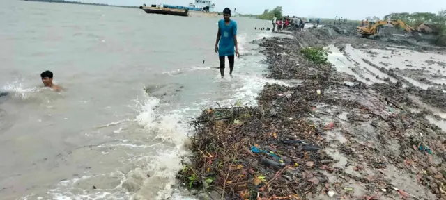 বাঁধ ভেঙ্গে পানি ঢুকছে বিভিন্ন এলাকায়