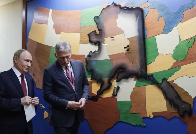 Владимир Путин менен анын басма сөз катчысы Дмитрий Песков сүйлөшүүлөрдөн кийин