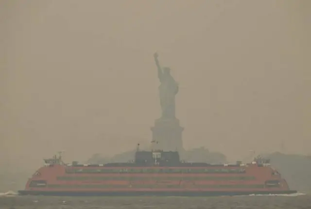 روز سهشنیه مجسمه آزادی نیویورک به سختی از میان امواج غلیظ دود دیده میشد.