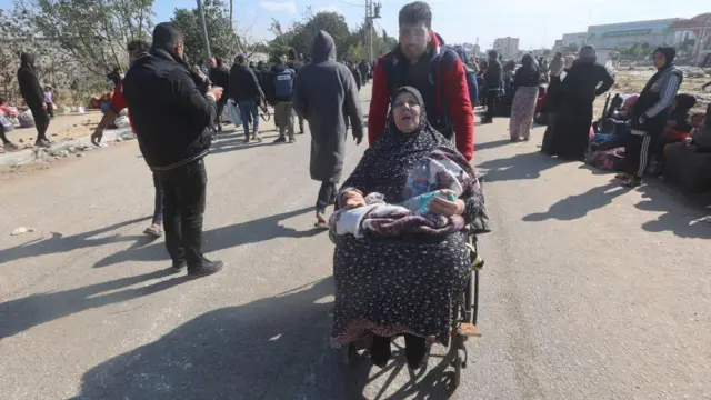 सुरक्षित इलाके की ओर जाते लोग