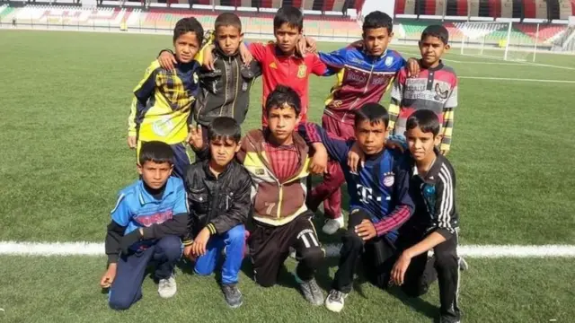 Diez niños en un estadio de fútbol.