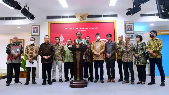 Ketua Tim Gabungan Independen Pencari Fakta (TGIPF) Tragedi Stadion Kanjuruhan Malang Mahfud MD (keenam kiri) beserta jajaran anggota memberikan keterangan pers usai menyampaikan hasil investigasi kepada Presiden Joko Widodo di Kantor Presiden, Jakarta, Jumat (14/10/2022).